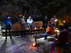 Waldadvent in der Fatima-Grotte (Foto: Karl-Franz Thiede)